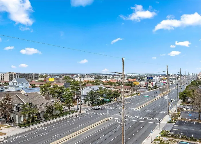 Capri-3 Bed/2 Bath Bay Unit With Indoor Pool! *